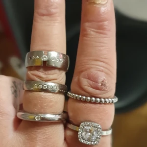 Edblad ringar  - Edblad ringar i kirurgiskt stål förutom de två översta på långfinger som är TreSmeder.  Nyskick. Kontakta för pris buda är helt ok 