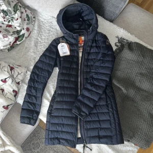 Pjs jacka  - Irene pjs jacka i färgen mörkblå. Storlek Xs köpt på nk Sthlm. Använt jackan i ett år (2020) inte använt sen dess. Jackan är i ett bra skick och inte trasig nånstans eller har smink fläckar. Pris kan diskuteras, frågor här på Plick elr insta: 1tindraaa 😊🩷