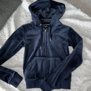 Juicy couture kofta - Använt väldigt få gånger för att den inte passar mig  Inga fel eller fläckar  Har även byxorna (kolla profil) Frågor här på Plick eller insta: 1tindraaa 🩷