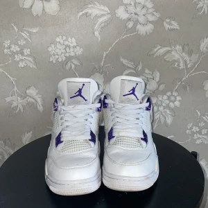 Jordan 4 metallic purple - Säljer mina Jordan 4 för de inte riktigt är min stil längre co är 8/10, kan behöva tvättas lite, köpta på merchsweden för 8.500kr säljer billigt för jag vill bli av med dom