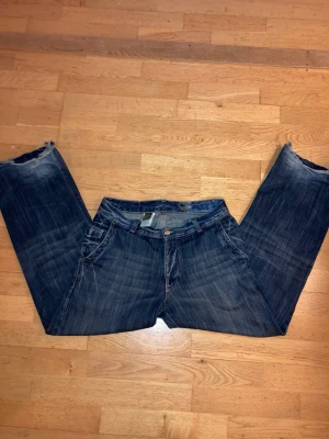 Y2k Timberland jeans - Ett par väldigt mörkblåa/gråa timberland jeans. Ganska mycket trassel längst ner men personligen tycker jag att det gör så att de sitter bättre på skor. 