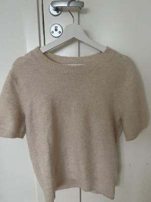 Stickad t-shirt - Säljer min fina kortärmade stickade tröja