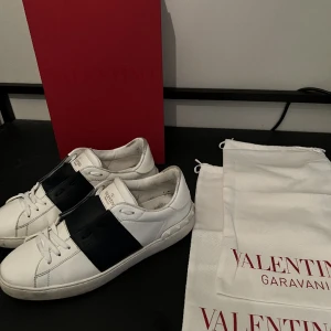 Valentino skor - Hej säljer nu dessa valentinos som jag köpte i somras. Dem är i väldigt fint skick förutom insidan men det syns inte när man har på sig dom. Box och påse följer med. Priset är inte hugget i sten. Skriv vid fler frågor .