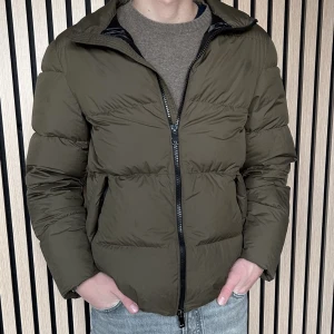 Massimo Dutti jacka - Säljer denna snygga Massimo Dutti jackan. Den har inga defekter eller så. Använda under 1 vintersäsong. Skick 8/10 Modellen är 182 och har storleken M