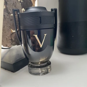 Invictus Victory & Burberry hero 100 ml - Burberry hero 100 ml = 850 kr  Invictus Victory 100 ml = Såld   Helt nya, använda endast en gång  Kvitto finns 