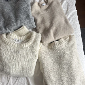 Stickad tröjor  - Alla tröjor är i nyskick. Jättefina i kvaliten. Storlek S på alla förutom de två vita längst ner som är M till vänster och höger L/XL dock passar dessa en S ändå. 200kr st förutom den vita längst ner till vänster då den är dyrare nypris (400kr för den) 