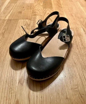 Hasbeens klackskor - Hasbeens klackskor i trä, sällan använda och säljes för de tar upp plats