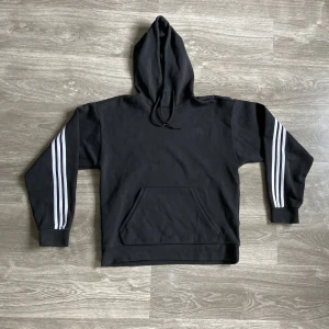 Adidas hoodie - En adidas hoodie med 3 streck på ryggen. Storlek M. Längd 65 cm. Armhåla till armhåla ca 54-55cm. 