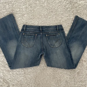 Lågmidjade bootcut jeans - Lågmidjade bootcut jeans från märket Diverse SYS💘 Står ingen storlek men skulle säga att de sitter som storlek 40! Midjemått tvärs över: 42, innerbensmått: 75
