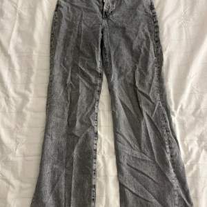 Gråa jeans från Bikbok, fint skick, längre i benen, passar ca 40/42