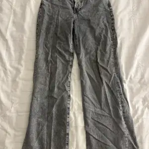 Gråa jeans från Bikbok, fint skick, längre i benen, passar ca 40/42