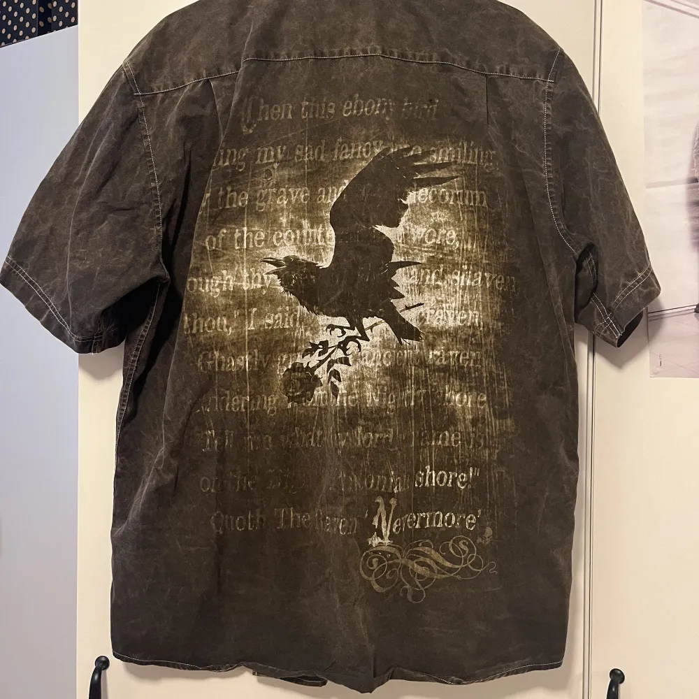 Oversized skjorta med tryck på baksidan från Alchemy England! Köpt ifrån ett Secondhand ställe, använd några få gånger. Skriv för mer info elr bilder<3. Skjortor.