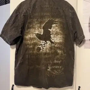 Oversized skjorta med tryck på baksidan från Alchemy England! Köpt ifrån ett Secondhand ställe, använd några få gånger. Skriv för mer info elr bilder<3