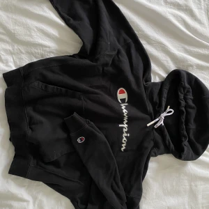 Champion hoodie - En snygg champion hoodie. Köpt för några år sen men använder inte längre. Storlek S. Skriv för mer info/bilder💙