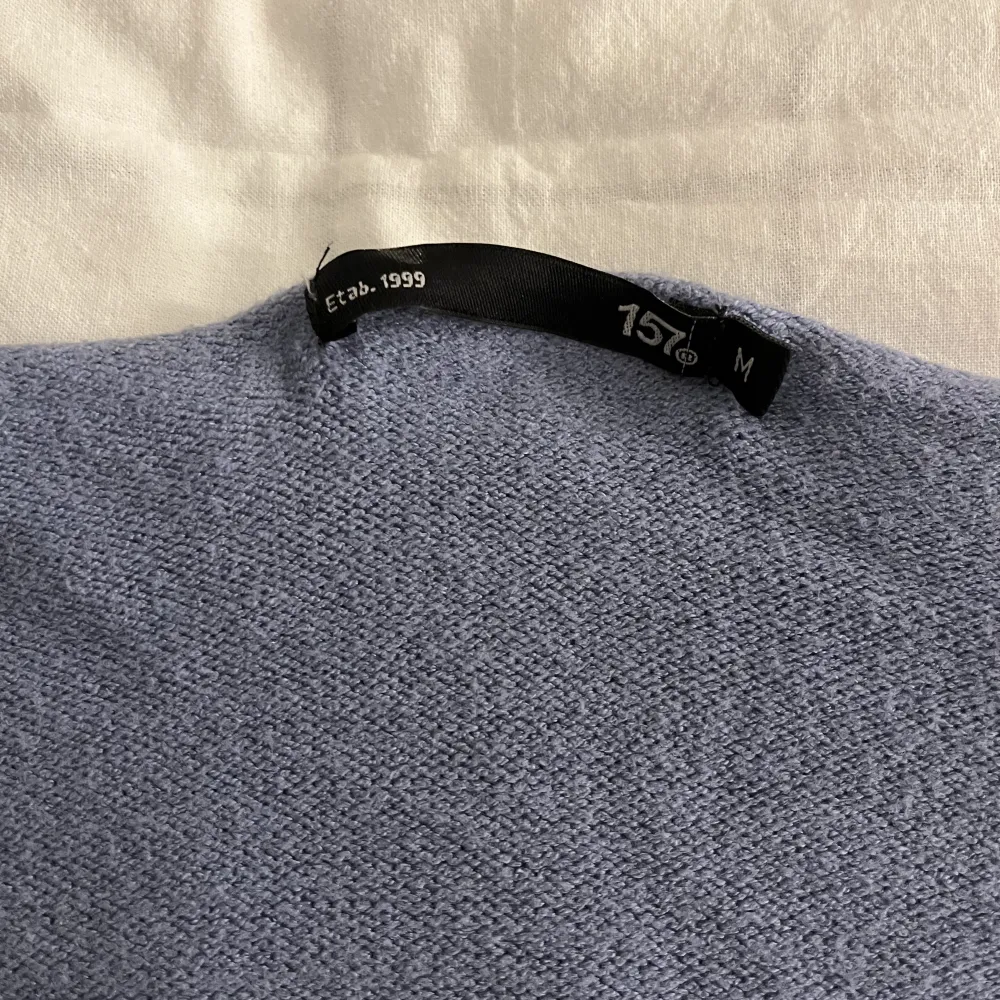 Söt blå stickad tröja från Lager 157, M men oversized. Bra använt skick . Stickat.