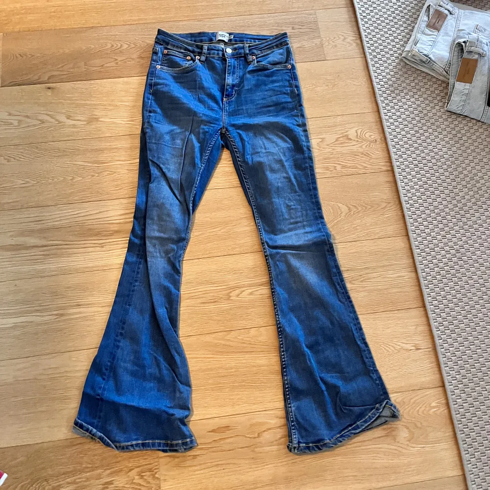 Super fina bootcut jeans från Lager 157, sitter sjukt snyggt . Jeans & Byxor.