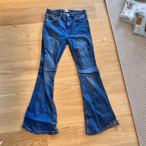 Super fina bootcut jeans från Lager 157, sitter sjukt snyggt 