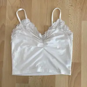 En vit spetsig crop top köpt på Shein för 90kr säljer för 30kr. Storlek Xs och bra material. Ganska kort och pytte lite genomskinlig. Aldrig använt.