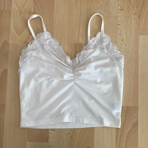 Gullig vit crop rop - En vit spetsig crop top köpt på Shein för 90kr säljer för 30kr. Storlek Xs och bra material. Ganska kort och pytte lite genomskinlig. Aldrig använt.