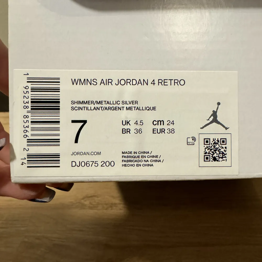 Wmns air Jordan 4 retro ’shimmer’ Säljer pga att dom inte kommer till användning längre tyvärr. Använda men ändå i väldigt bra skick ✨ Tillkommer tillhörande extra rosa skosnören. Skor.