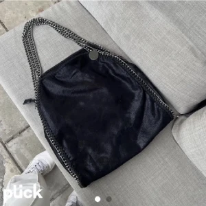 Stella McCartney liknande väska - Jättefin stellamccartney liknande väska som inte kommer till användning då jag köpt en ny💗 i bra skick men har ett antal hål i innertyget (går dock att sy ihop)💗 Obs lånade bilder från den tidigare ägaren! Skriv för att få egna💗