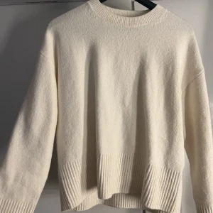 Stickad tröja - Stickad tröja från otherstories som aldrig är använd! Köpt i sommras