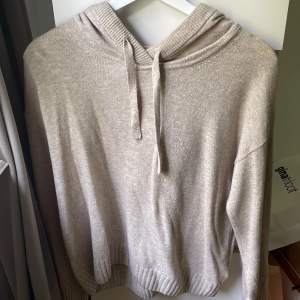 En stickad hoodie från Zalando men märket är CAP🤩köpt för 450kr och är slutsåld 🥰