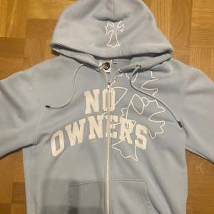 Säljer denna feta zip hoodie från noowners (finns på Instagram). Hör av er vid frågor och funderingar! 