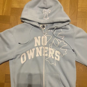Y2k hoodie från noowners - Säljer denna feta zip hoodie från noowners (finns på Instagram). Hör av er vid frågor och funderingar! 