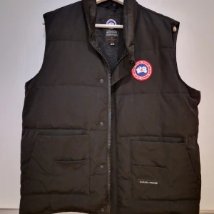 Canada Goose väst *HELT NY!* - Helt ny Canada Goose väst i storlek L. 90% dun mycket fluffig och varm väst som passar kommande kyligare väder. Qr kod fungerar.   Kan mötas upp i Stockholm. Annars 1-3 dagar leverans enligt överenskommelse 