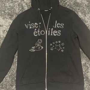 Zip hoodie - Säljer min rhinestone zip hoodie från blinglucid, använd ett fåtal gånger och väldigt försiktigt använd.   Hör gärna av er vid några frågor