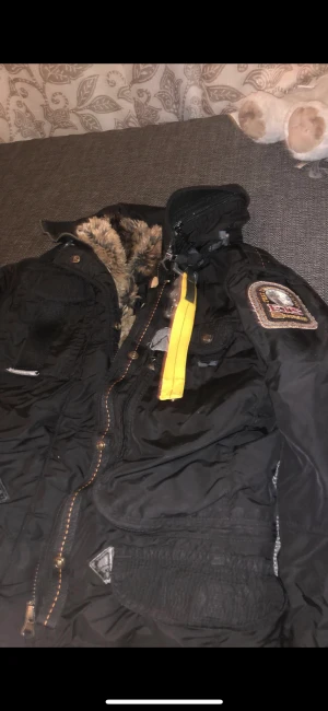 Parajampur jacka - Jackan är äkta säljs så billigt för olika anledningar kommer inte t nån användning,gammal moddell,har haft den länge men annars inga problem med själva jackan  strl s liten i strl dam jacka  Går o diskutera priset vid snabb affär 