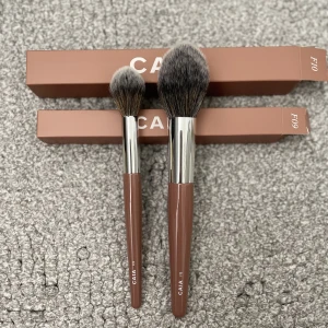 Caia Sminkborstar  - Har 3 helt nya/oanvända sminkborstar till salu då de inte kommer till användning.   F10 - Pointed powder brush säljs för 160kr.  F09 - Pointed highlighter brush säljs för 120kr E12 - Smoother brush säljs för 90kr  320kr vid köp av alla tre. 