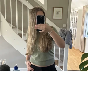 Stickad t shirt - Grön stickad T-shirt från zara! Superfint skick, knappt använd! Hör av dig vid frågor