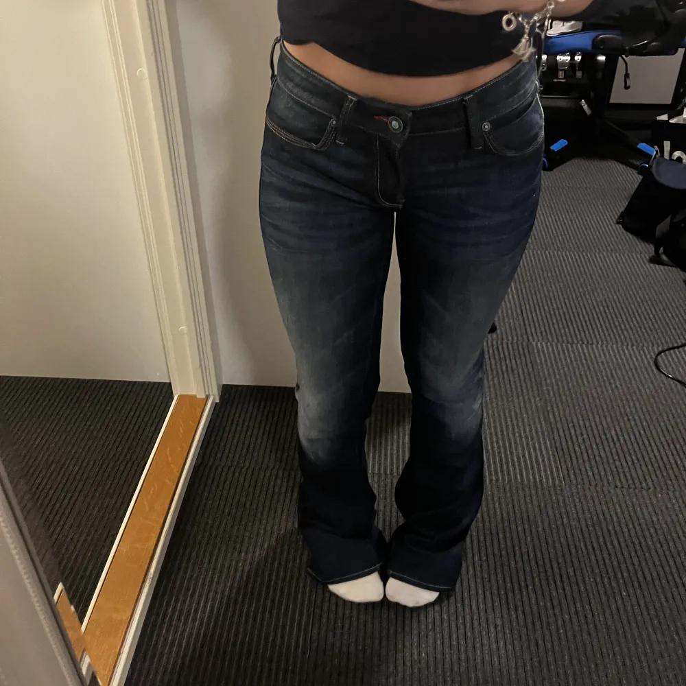lågmidjade blåa jeans från mavi, som är väldigt långa men går att klippa av, ( är 160) dom är i modellen bella- low bootcut. storlek 27 i midja och 36 i längd . Jeans & Byxor.