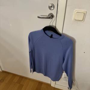 Blå tröja från defacto som aldrig är använd 