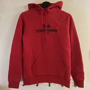 Jätte fin oanvänd peak performance hoodie. Nyskick. Nypris: 1235kr (Beställde Fel storlek å glömde skicka tillbaka)❤️