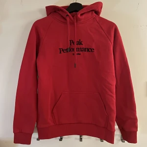 Peak performance hoodie❤️ - Jätte fin oanvänd peak performance hoodie. Nyskick. Nypris: 1235kr (Beställde Fel storlek å glömde skicka tillbaka)❤️