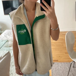 Carlsberg fleeceväst - Carlsberg fleeceväst. Storlek L. Lite smutsig men går att tvätta!