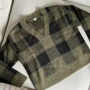 Stickad tröja från arket i en alpacka-ull blandning, aldrig använd, storlek m, sitter lite oversized (ja brukar ha s-m)