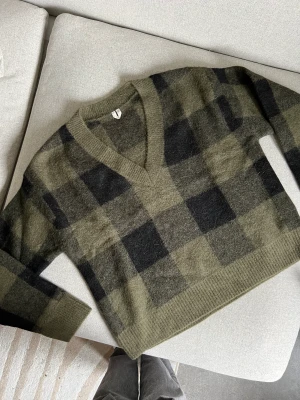 Arket stickad alpacka tröja - Stickad tröja från arket i en alpacka-ull blandning, aldrig använd, storlek m, sitter lite oversized (ja brukar ha s-m)