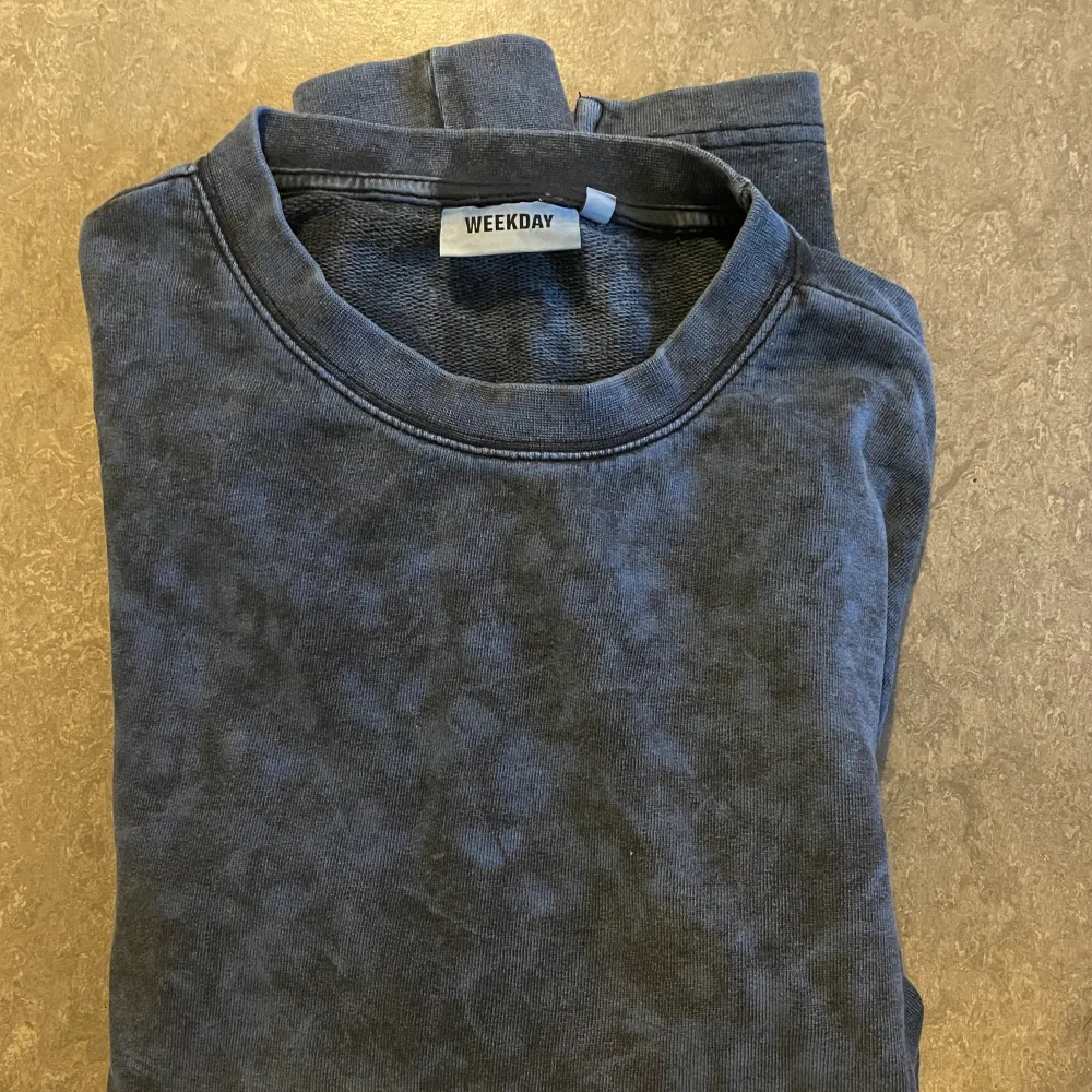 Clean long sleeve in thin material from weekday. Can meet up or ship it. Never used almost. Size: small but I normally have M so it’s a bit bigger.. Tröjor & Koftor.