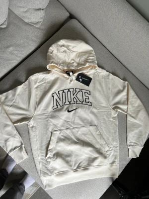 Nike hoodie - Off white hoodie från Nike, aldrig använd
