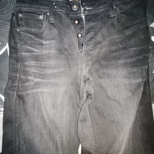 Jack & Jones black denim comfort jeans. - Använt typ 3 gånger sen jag köpte dom. Nypris är 900 kr.