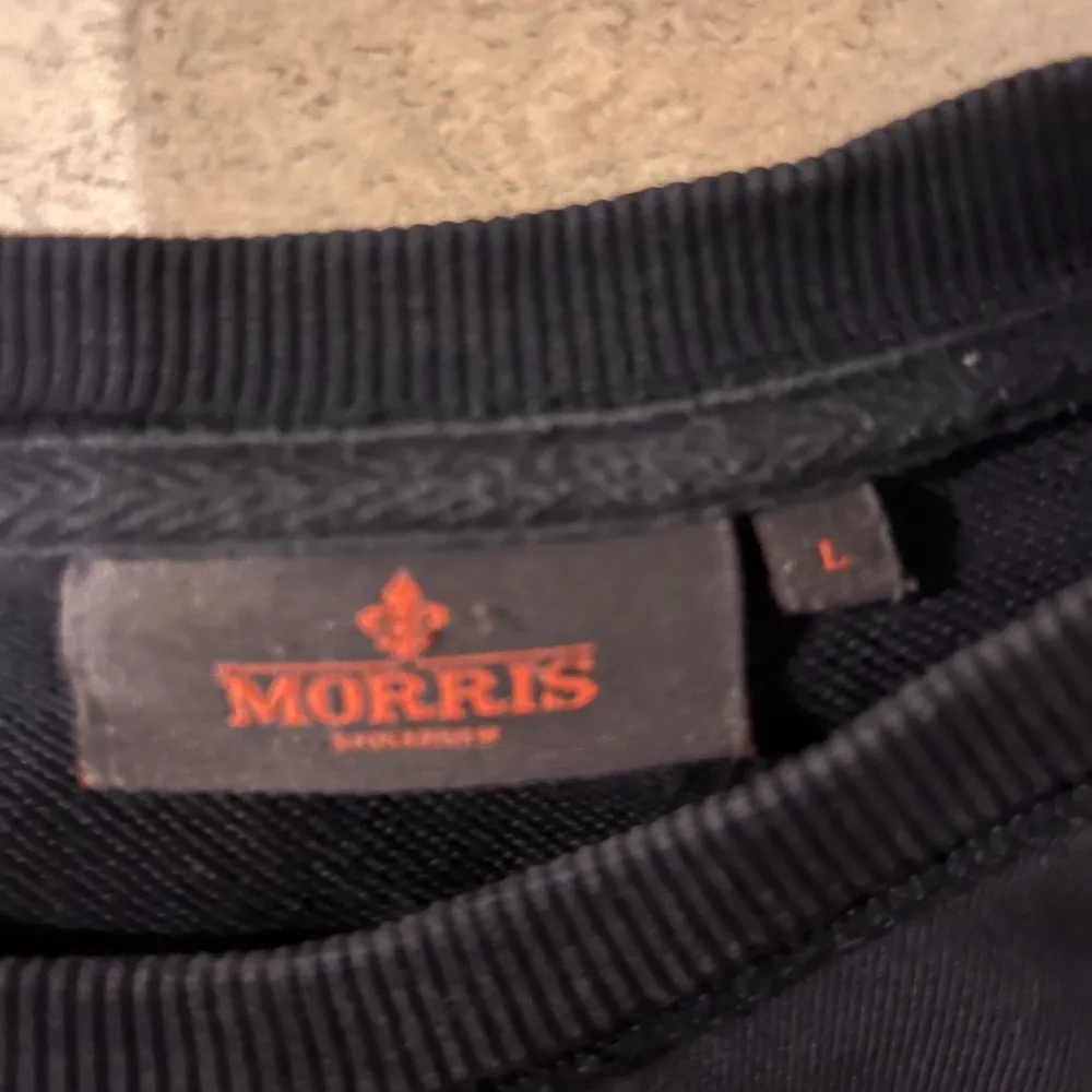 Hej! Säljer denna Morris tröja.  Lite använd skick 7/10. Hör gärna av er vid frågor eller bilder. Pris kan diskuteras vid snabb affär.. Tröjor & Koftor.