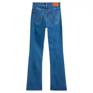 Super snygga Levis jeans i Storlek 24 vilket motsvarar XS. Har endast använt dessa jeans en gång de är i nyskick, nypris:1500kr.