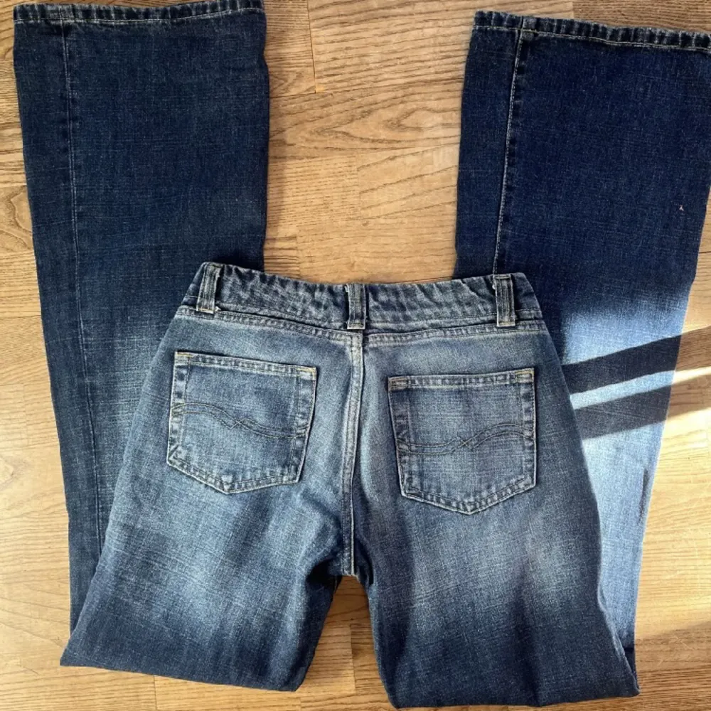 Superfina lågmidjade bootcut jeans med coola detaljer! Skriv för mer info💓. Jeans & Byxor.