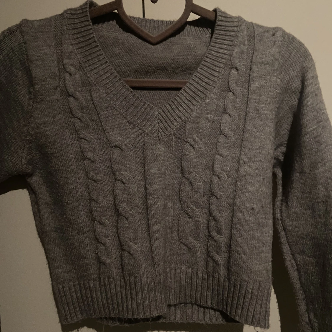 Stickad v neck tröja