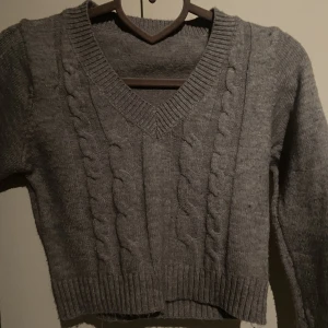 Stickad v neck tröja - Mjuk och härlig stickad tröja🤍