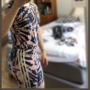 Adidas set - Adidas det med cykelbyxor och t-shirt. Byxorna är elastiska